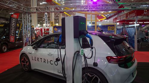UE a amânat votul privind interzicerea vânzărilor de automobile noi cu motoare pe combustie / Nu a fost anunţată noua dată pentru vot / Italia, Franța și Germania vor încetinirea ritmul implementării legislaţiei UE în privinţa emisiilor vehiculelor