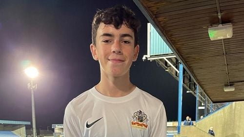 Un nord-irlandez de aproape 14 ani a devenit cel mai tânăr fotbalist britanic care a debutat la profesionişti