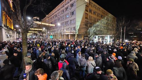 Mii de manifestanţi la Belgrad pentru a cere alegeri anticipate / Manifestanţii, conduşi de studenţii care au preluat conducerea mişcării, cer dreptate şi o anchetă transparentă cu privire la prăbuşirea gării din Novi Sad