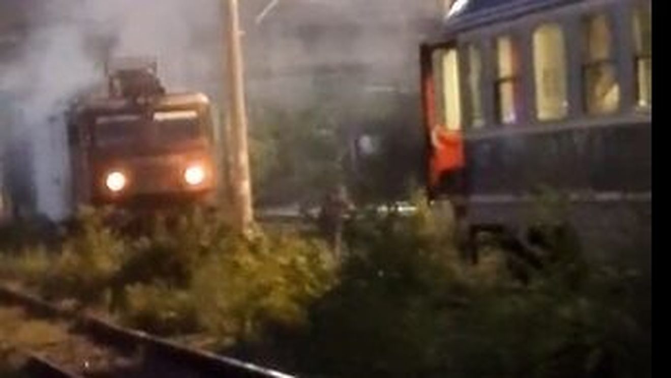 VIDEO Incendiu la o locomotivă electrică, în Gara de Sud din Ploieşti