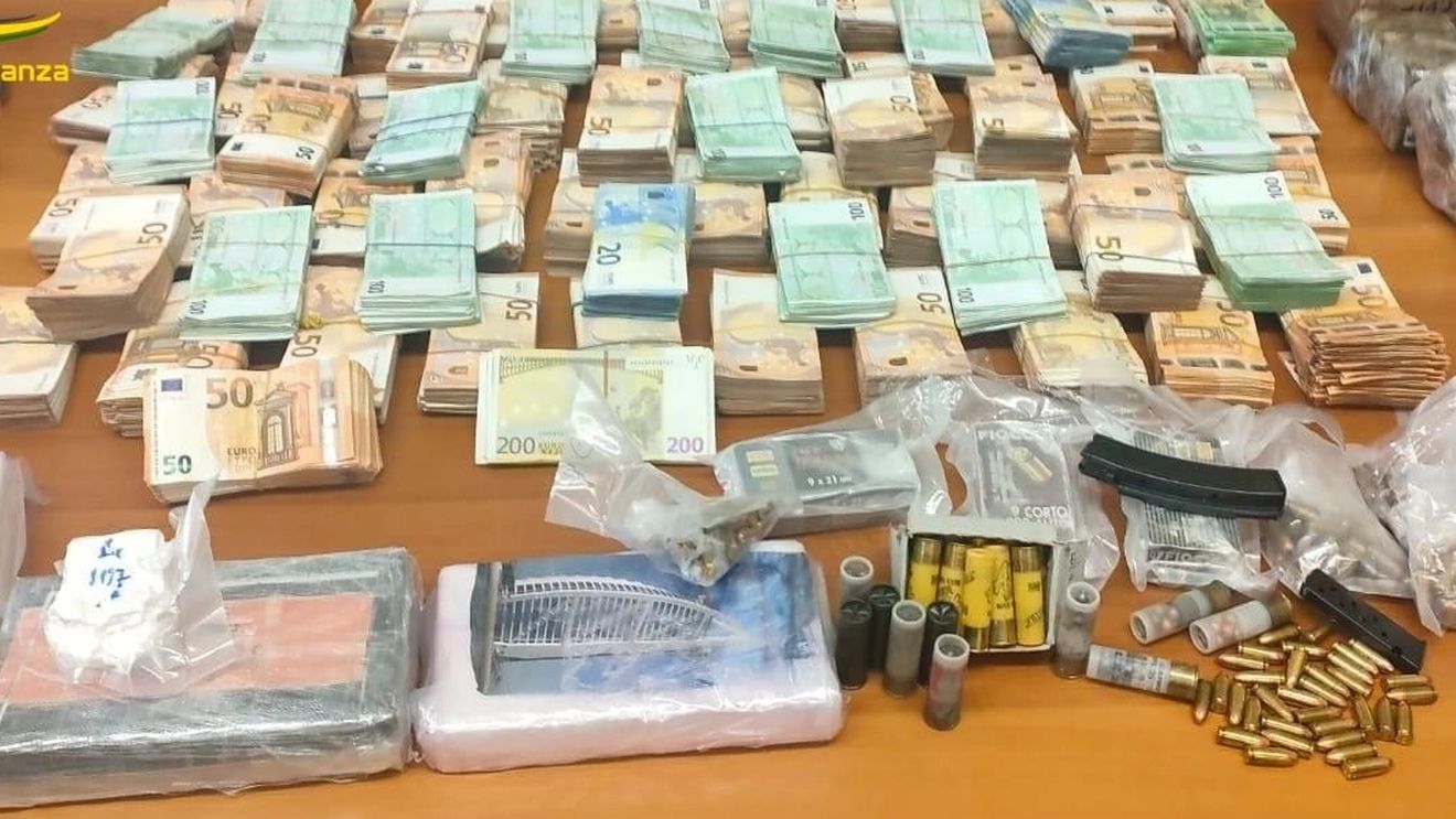 Bandă de români și albanezi destructurată în Florența: s-au găsit peste 600 de mii de euro, 100 de kg de hașiș și 5 kg de cocaină / Un alt român a fost prins în Malta cu 15 kilograme de cocaină