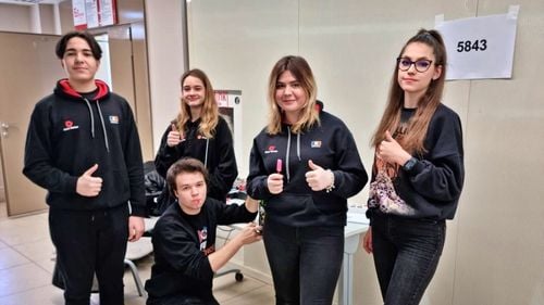 FOTO Ne-au pus să dăm jos steagul României de pe stand și de pe robot, spune coordonatorul echipei de elevi români care participă la un concurs regional de robotică la Sankt Petersburg, în Rusia