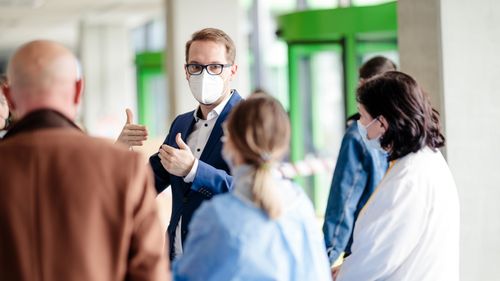 VIDEO Primarul Dominic Fritz: Protestele împotriva restricţiilor au fost deturnate spre naţionalism, xenofobie. Sunt atacaţi Iohannis, Arafat, eu. Ieri la Piteşti s-a strigat împotriva maghiarilor. În alte oraşe s-a strigat împotriva medicilor