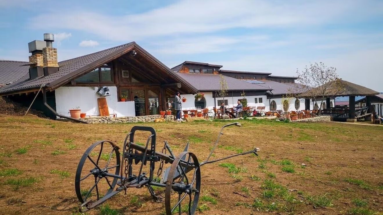 Ministerul Turismului precizează că nu avea atribuții să solicite autorizație de construcție sau de securitate la incendiu, pentru clasificarea pensiunii Ferma Dacilor
