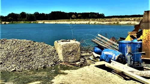 Primarul unei comune din Prahova şi fratele său, reţinuţi într-un dosar deschis după moartea unui adolescent înecat într-o balastieră ilegală