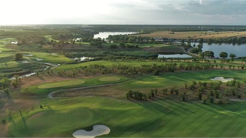 Cât costă să joci golf în România, un sport promovat de președintele Iohannis/ De la un joc sportiv asociat cu imobiliarele până la o activitate care „face bine națiunilor”