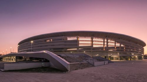 Primăria Târgu Jiu îşi mută activitatea în spaţiile comerciale și administrative goale ale stadionului