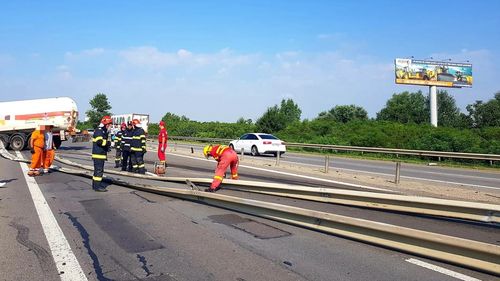 O cisternă care transporta GPL a rupt despărțitoarele de pe Autostrada A1 după ce a derapat și a intrat pe contrasens, la câteva sute de metri de un alt accident