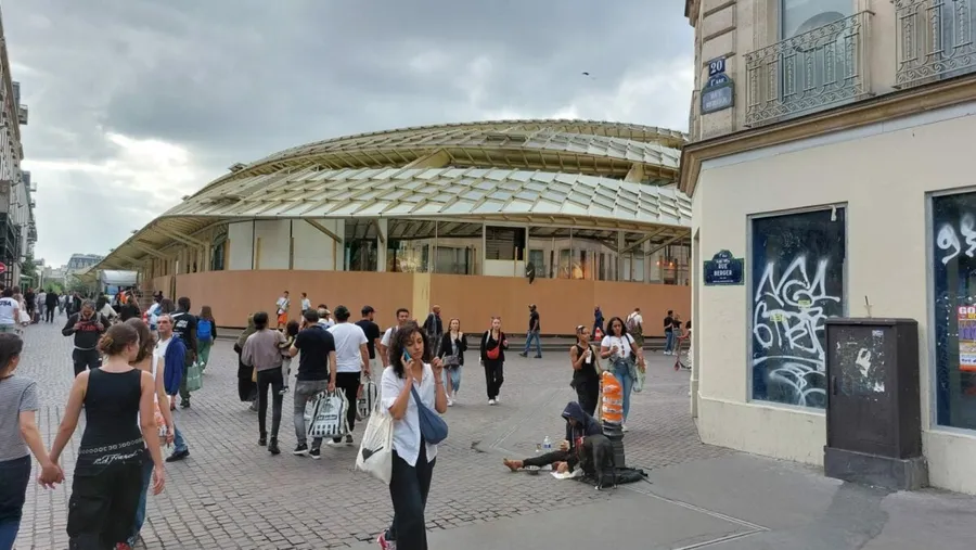 Magazine baricadate Paris, violente paris, magazine distruse
