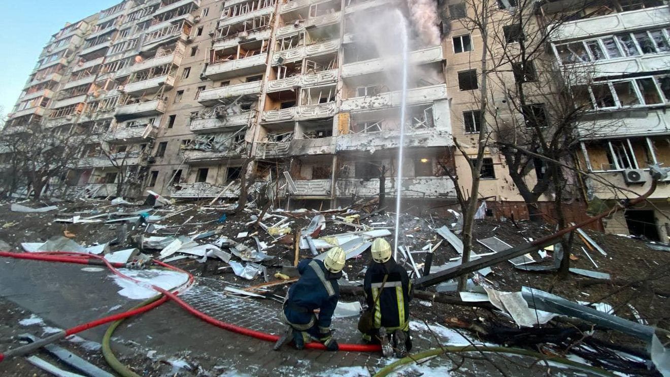 Două persoane au murit marți dimineață în urma atacurilor asupra a două clădiri rezidenţiale din Kiev