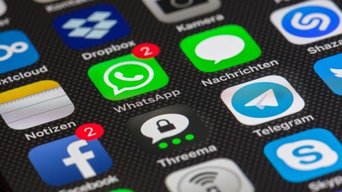 STUDIU: Vara, adolescenții români petrec până la 6 ore pe zi pe social media. TikTok și Instagram conduc topul