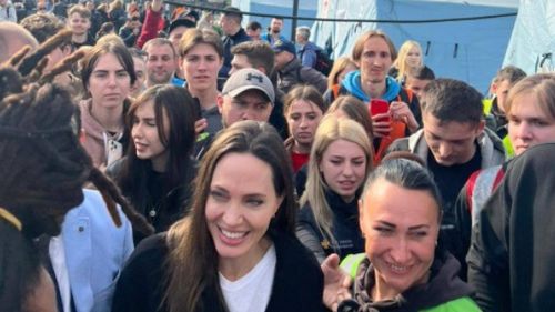 VIDEO Angelina Jolie a vizitat Ucraina/ Actrița a mers într-o cafenea din Liov și în gară pentru a-i întâmpina pe refugiații ucraineni din Donețk