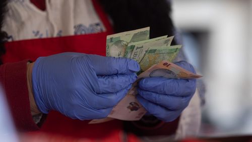 Un angajat de la salubrizare, felicitat de poliţişti după ce a returnat o sacoşă cu bani găsită / Se afla în prima lui zi de muncă