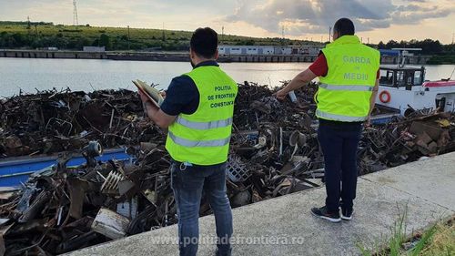 18 tone de deșeuri venite din Turcia, găsite în Portul Constanța, după ce două autocamioane au fost controlate de procurori și polițiștii de frontieră