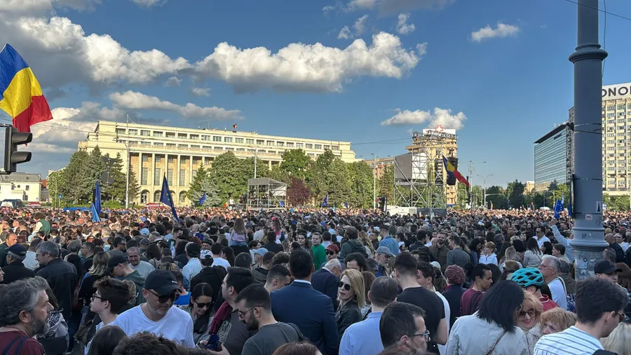 miting electoral nicusor dan in piata victoriei din bucuresti 11 mai 2025
