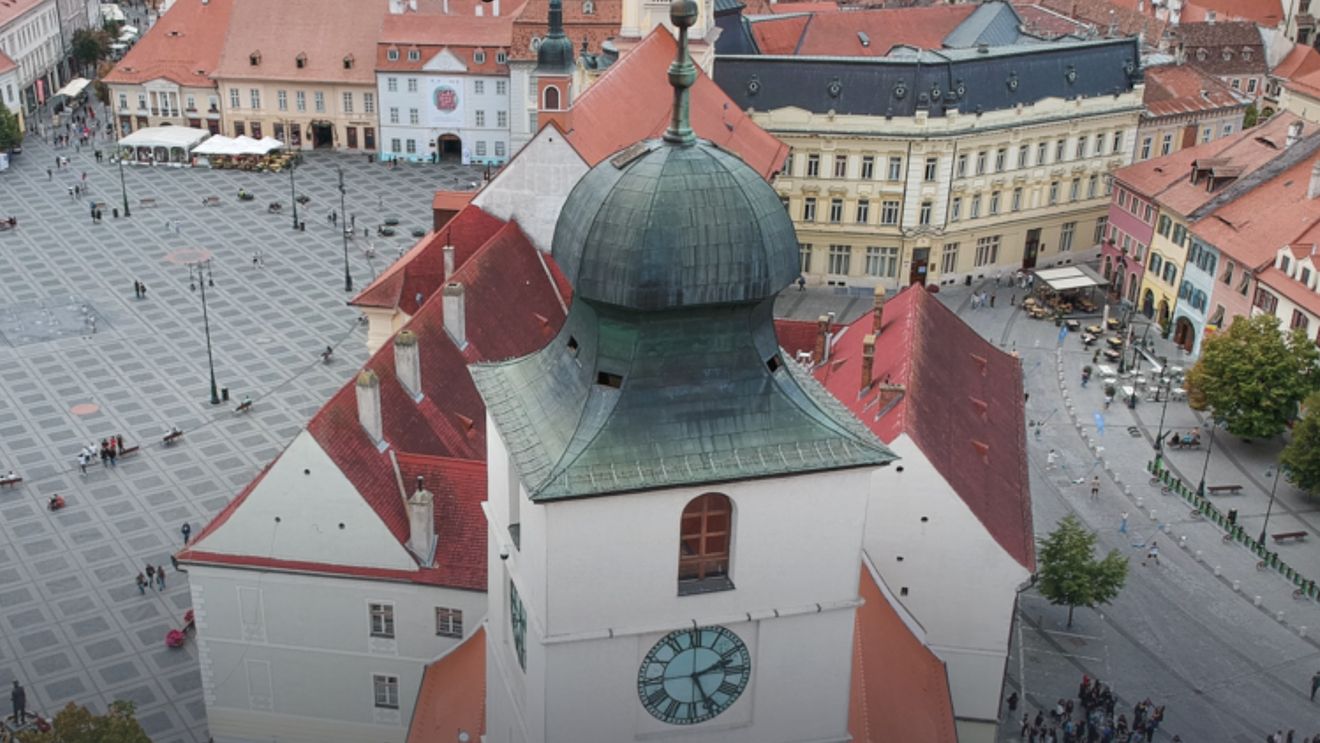 „Capsula timpului” din vârful Turnul Sfatului din Sibiu / Un document vechi de 200 de ani, ascuns în acoperiș, face cronica vremii: ”Ciuma face ravagii în Țara Românească și Moldova” / Turnul a intrat în reparații generale