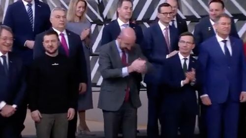 VIDEO Viktor Orbán și Iohannis, observați de presa europeană că au fost singurii care nu au aplaudat sosirea președintelui Zelenski la summitul liderilor UE / ” Spiritul din '56 a părăsit definitiv regimul maghiar”