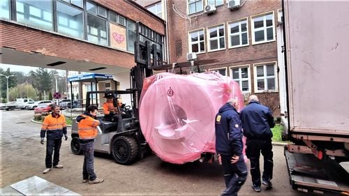 Spitalul municipal Hunedoara a primit un aparat de investigaţii RMN, primul din istoria unităţii medicale / Până acum, investigaţiile RMN erau efectuate la Hunedoara cu ajutorul unui aparat ce aparţine unui operator privat