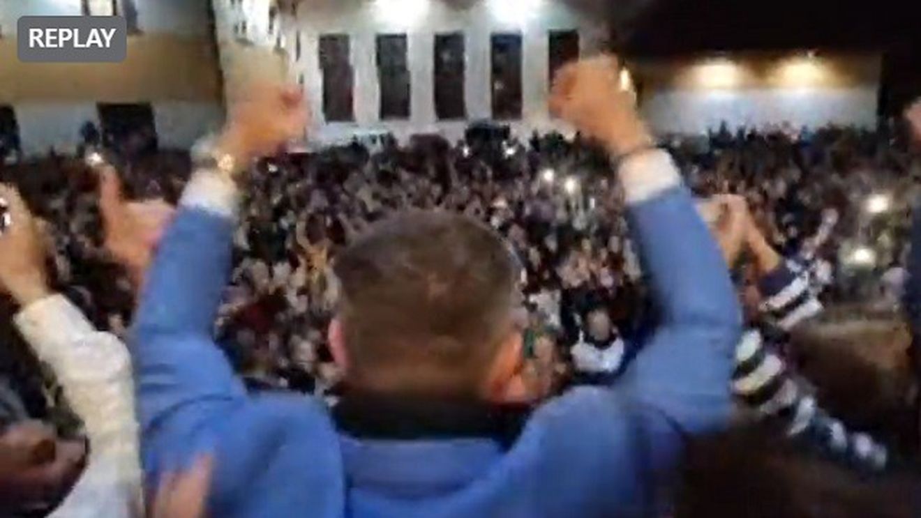 Primarul din Sângeorz Băi care și-a umilit fetița susține că a câștigat un nou mandat și sărbătorește cu artificii și sute de oameni