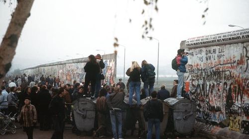 Germanii aniversează 36 de ani de la căderea Zidului Berlinului / Imagini impresionante din seara zilei de 9 noiembrie 1989 cu zidul transformat într-o scenă a libertății - VIDEO