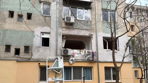 Explozie puternică într-un bloc din Caracal. Cel puțin patru apartamente avariate