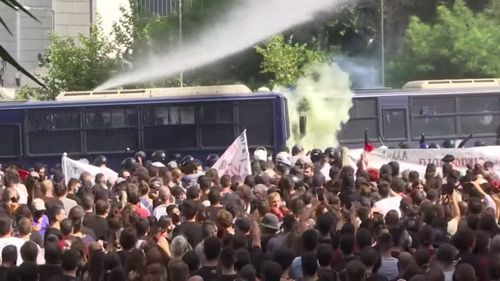 Poliţia greacă a recurs la gaze lacrimogene și tunuri cu apă pentru a dispersa o manifestaţie de comemorare a revoltei studenţeşti din 1973 împotriva juntei aflate atunci la putere