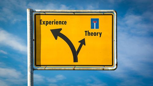 VIDEO Cum ar putea învățământul dual să rezolve criza forței de muncă/ Expert: „Cam toate țările din Europa de Vest au forme de educație în care învățarea la locul de muncă joacă un rol foarte important”