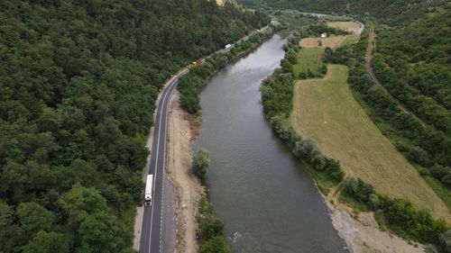 CNAIR a primit două oferte la contractul pentru montarea plaselor de siguranță pe DN 7 Valea Oltului. Trei ani cu lucrări și semafoare pe tronsonul Căciulata-Câineni