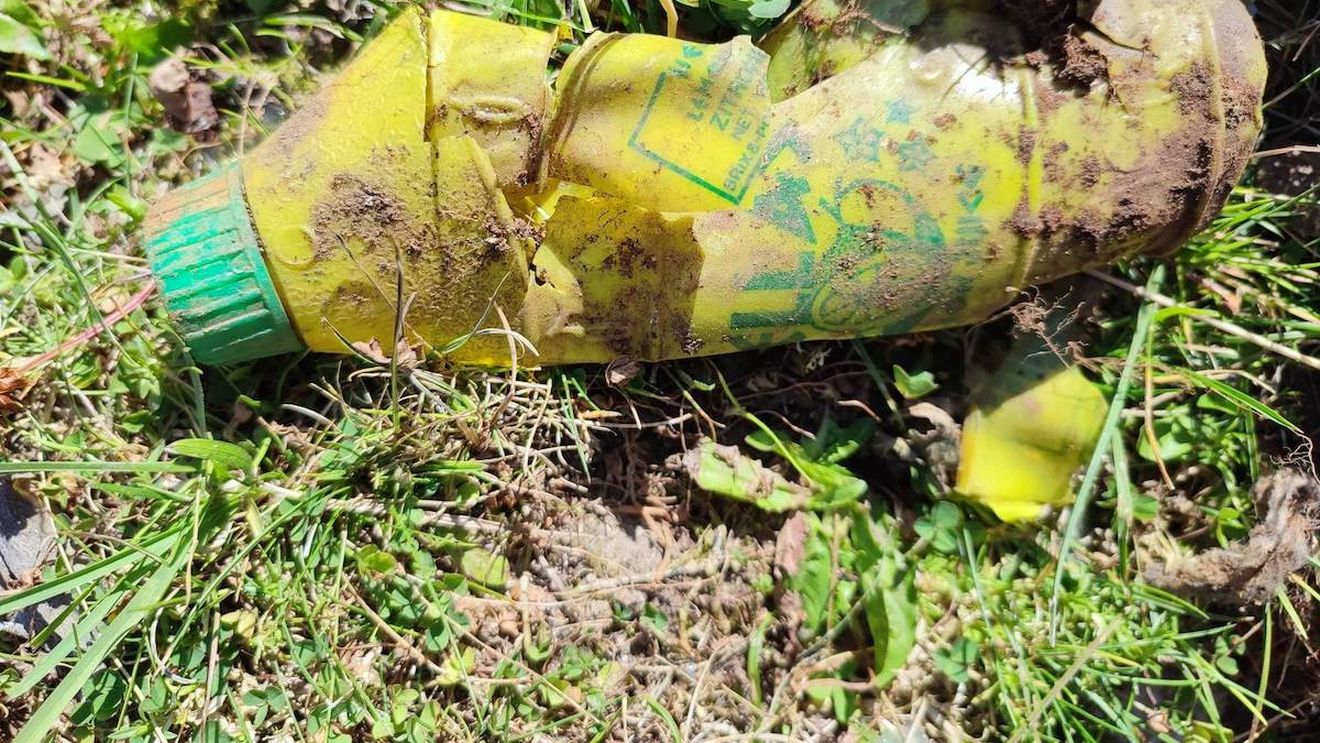 Recipient de ”Hellas”, găsit în Munții Bucegi după 35 de ani de când se găsea în magazine / ”Asta e problema cu plasticul, poluează la nesfârșit!”