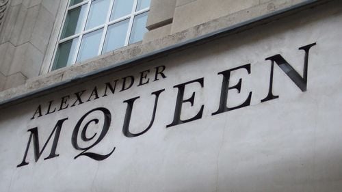 Conglomeratul de lux Kering, în negocieri cu autoritățile fiscale italiene privind casa de modă Alexander McQueen / Brandul britanic este acuzat că nu a declarat venituri de peste 60 de milioane de euro