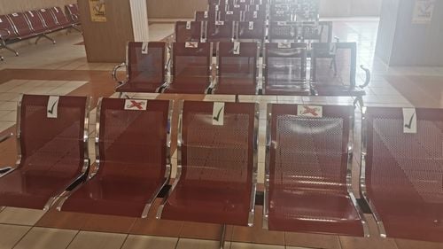 FOTO Cum arată Gara de Nord din Capitală în timpul stării de alertă: marcaje privind păstrarea distanței și anunțuri privind obligativitatea purtării măștii