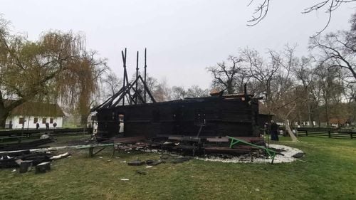 Biserica arsă de la Timișoara, veche de aproape 300 de ani, va fi refăcută. Pereții din bârne de stejar sunt arși superficial la interior și foarte puțin la exterior. Pictura originală a bolții de lemn și mare parte din inventar nu erau în lăcaș în momentul izbucnirii focului