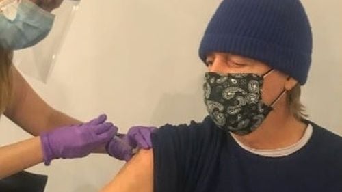 Paul McCartney s-a vaccinat şi a publicat o fotografie pentru a-i determina pe fanii săi să facă la fel: "Fiţi moderni. Vaccinaţi-vă!"