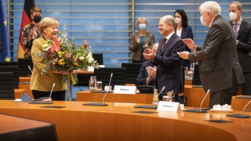 Angela Merkel a primit de la miniștrii cabinetului său flori și un puiet în ultima ședință de guvern în calitate de cancelar al Germaniei