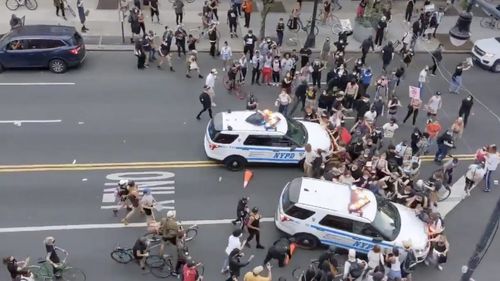 VIDEO Polițiștii au intrat cu mașinile în mulțime la New York, după ce au fost atacați de protestatari
