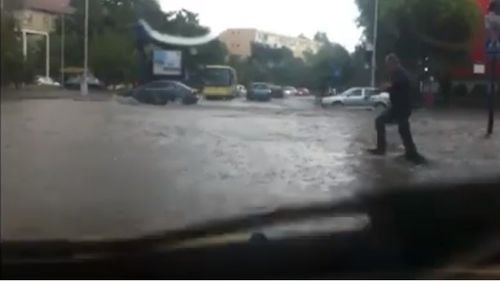 VIDEO Orașul Tulcea, inundat. A plouat fără oprire câteva ore. Hidrologii au emis cod gaben de inundații până la miezul nopții. Alte județe afectate: Constanța, Galați și Vrancea