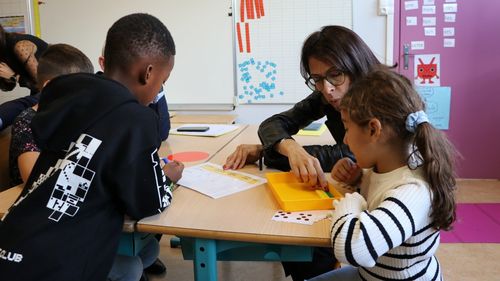 Eșec sistemic al învățământului primar în Franța, denunțat de Curtea de Conturi de la Paris: cheltuielile au crescut, dar rezultatele elevilor sunt în declin