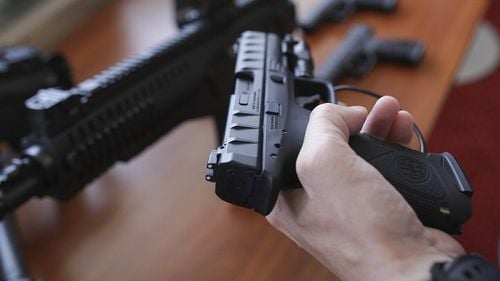 Premierul Nicolae Ciucă: Fabricile de stat din Cugir nu și-au onorat un contract pentru 1.000 de pistoale. Au nevoie de retehnologizare