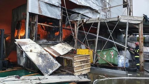 ISU Prahova, despre cauza incendiului de la Brazi: folosirea intenţionată sau din culpă a focului / S-a produs o explozie a unor butelii