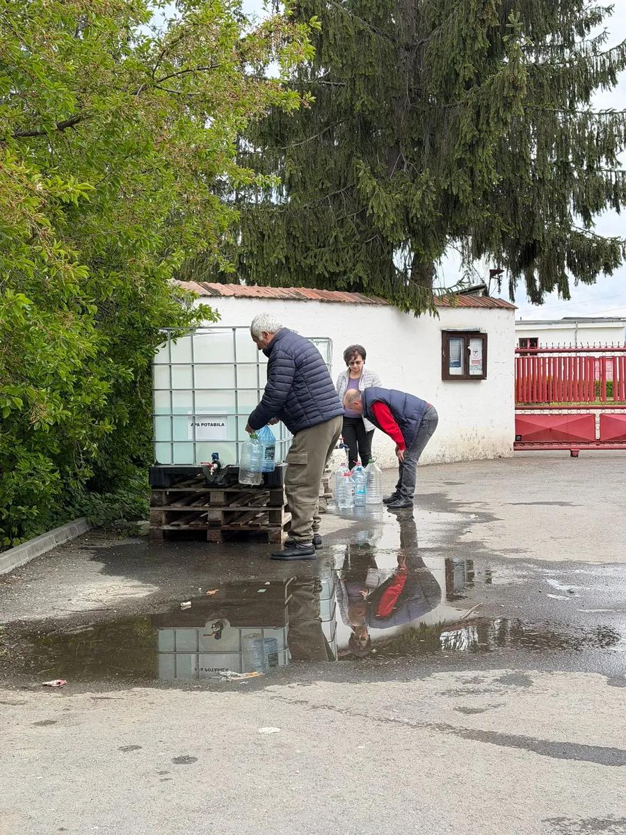 Locuitori din Curtea de Argeș iau apă din containerele instalate de Primărie. Sursa foto: G4media