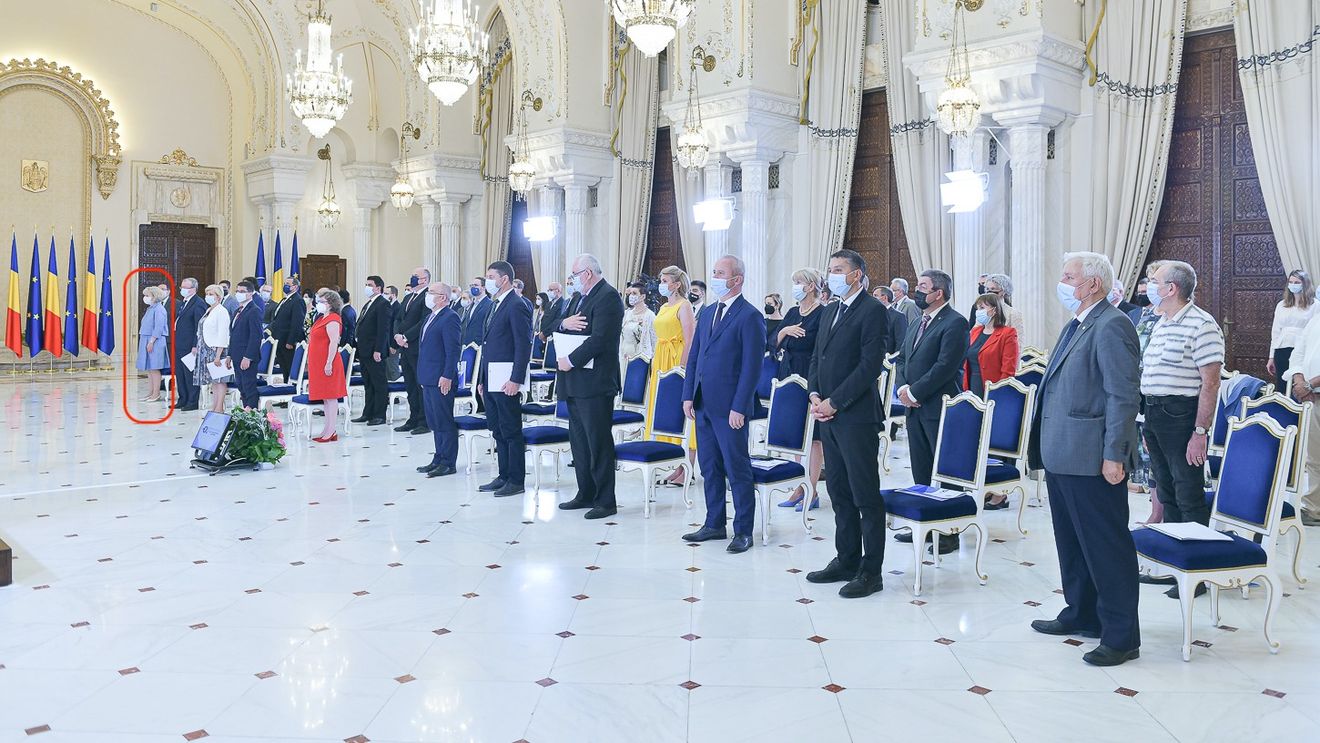 În primul rând la consultările cu Iohannis: Corina Dumitrescu, fondator al Universității private Dimitrie Cantemir, protagonista scandalului diplomei inexistente la „Standford” și soția celui care a inițiat proiectul de lege „Facultate fără Bacalaureat”