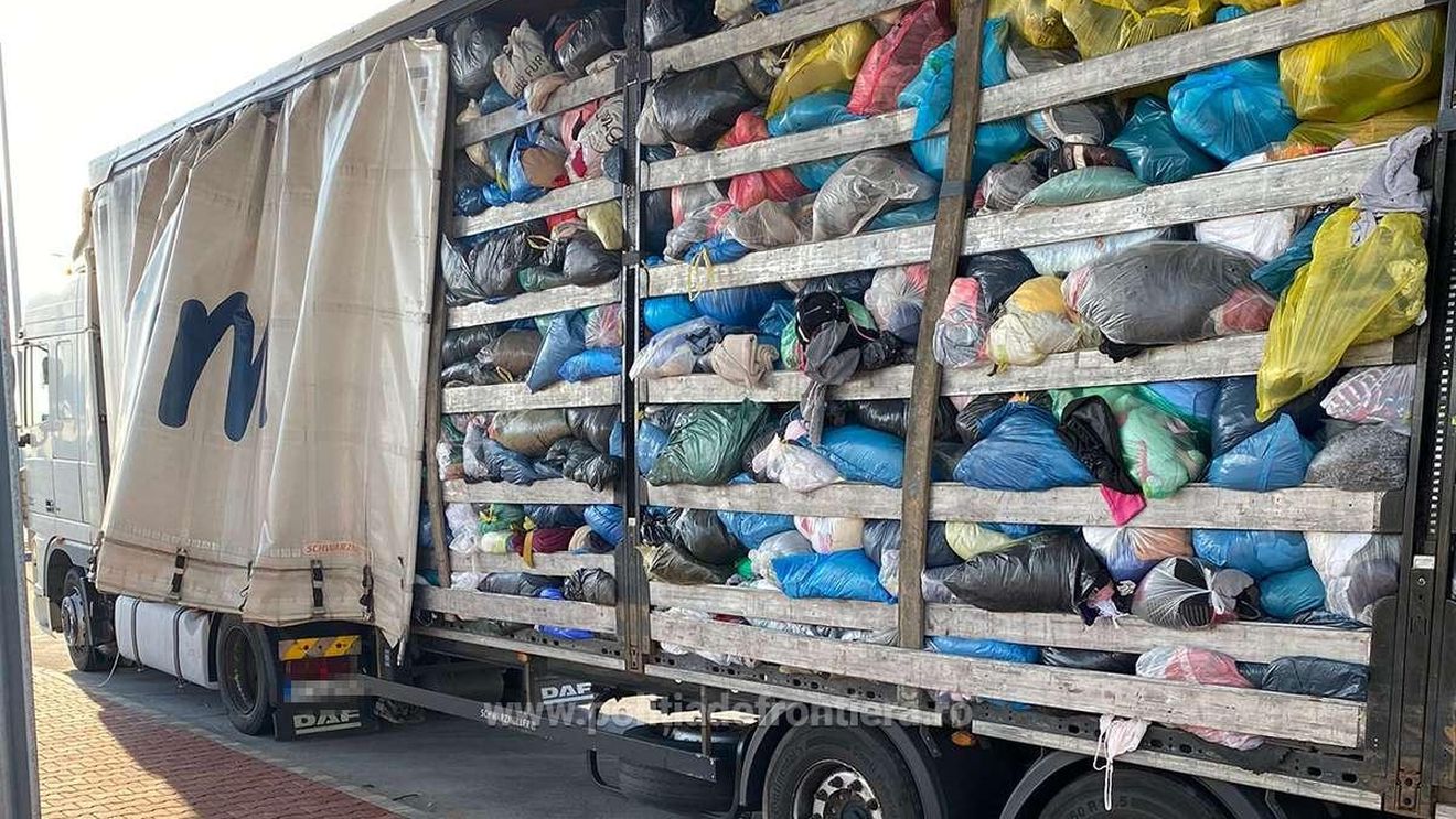 Peste 38 de tone deşeuri, haine second hand, panouri fotovoltaice nefuncţionale şi mobilier - întoarse la expeditor de la intrarea în România