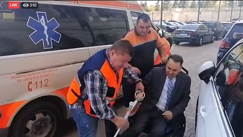 VIDEO Un parlamentar PMP, adus cu ambulanța la vot la moțiunea de cenzură