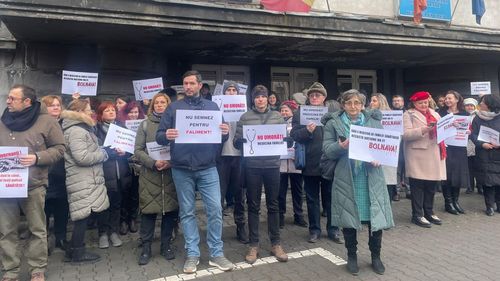 Peste 100 de medici de familie au protestat la Cluj / Ei avertizează că de la 1 februarie nu vor mai face consultaţii contractate