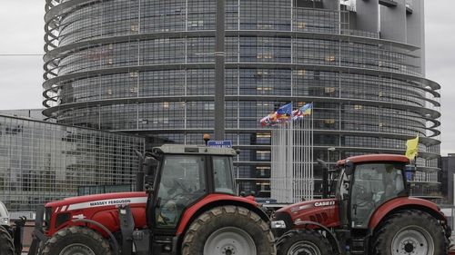 Sute de fermieri, între care şi câteva zeci de români, au protestat la Strasbourg împotriva propunerii Comisiei Europene ce vizează bugetul multianual al UE