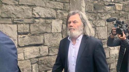 Presupusul şef al unei familii mafiote candidează pentru un loc în parlamentul irlandez / Gruparea pe care se presupune că o conduce, implicată într-un război pentru teritoriu în Dublin, soldat cu 18 asasinate / Hutch este cunoscut sub numele de ”Călugărul”