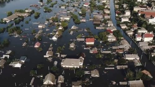 VIDEO Inundații puternice pe străzile din orașul Herson, după distrugerea barajului de pe Nipru