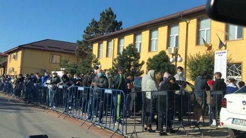 FOTO Aglomerație uriașă la o secție de votare din localitatea ilfoveană Tunari, nu se poate respecta distanțarea socială
