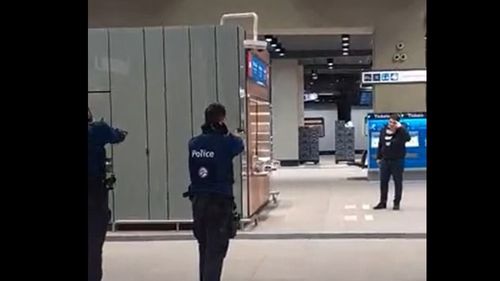 VIDEO Atac cu cuţit într-o staţie de metrou din Bruxelles: agresorul arestat, echipe de intervenţie la faţa locului