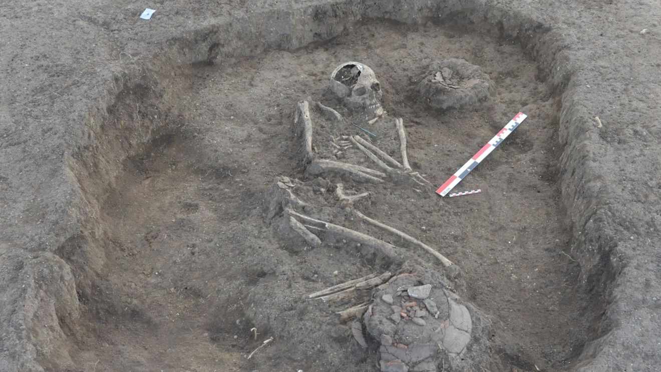 Noi descoperiri arheologice lângă Arena Sepsi din Sfântu Gheorghe: scheletele a opt cai, dar şi zece morminte umane / Arheolog: ”Putem presupune că (…) au fost înmormântaţi câţiva indivizi, probabil veniţi din zona exterioară a Carpaţilor de Curbură„
